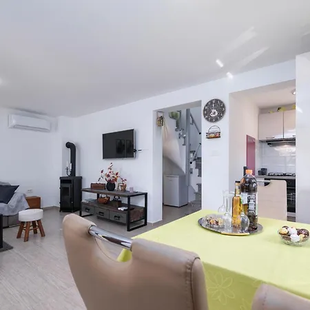 2 Bedroom Cozy In Vakantiehuis Pula