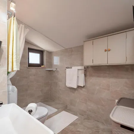 2 Bedroom Cozy In Dom wakacyjny Pula