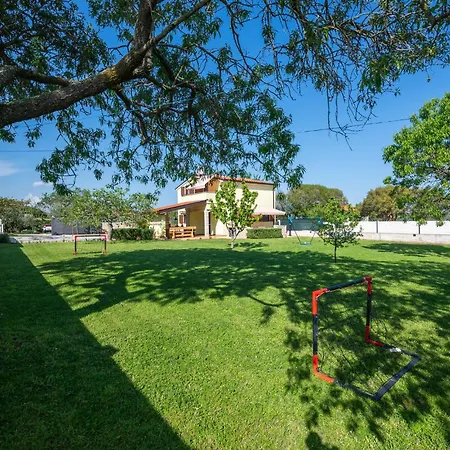 2 Bedroom Cozy In Сasa de vacaciones Pula