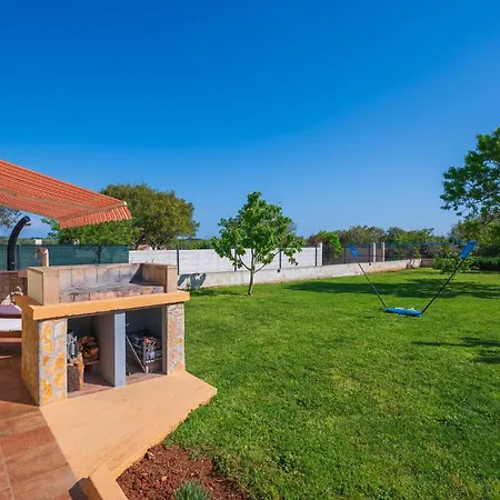 2 Bedroom Cozy In Dom wakacyjny Pula