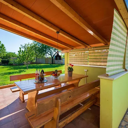 2 Bedroom Cozy In Dom wakacyjny Pula