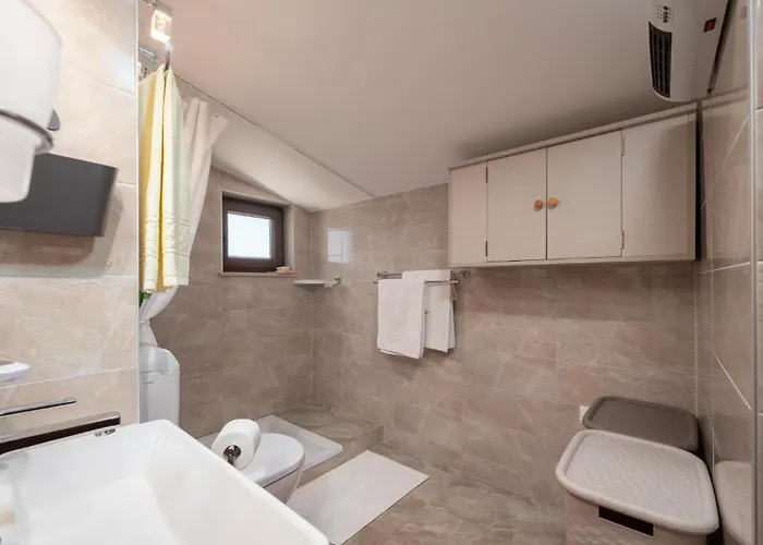 2 Bedroom Cozy In Semesterbostad Pula