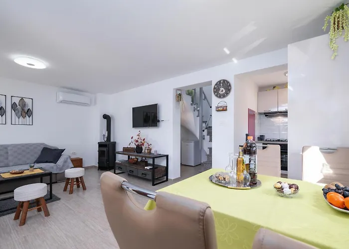 2 Bedroom Cozy In Semesterbostad Pula