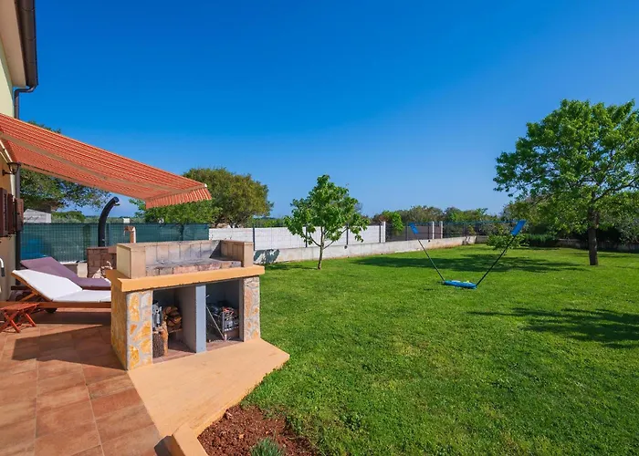 2 Bedroom Cozy In Semesterbostad Pula