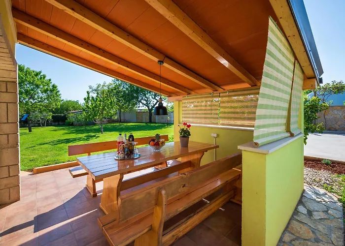 2 Bedroom Cozy In Prázdninový dům Pula